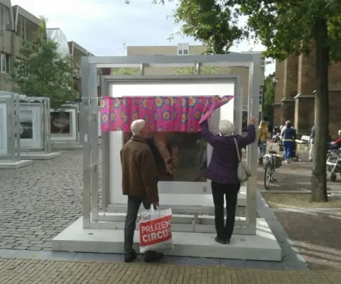 Varkensfoto achter bloemetjesgordijn na bezwaar winkeliers