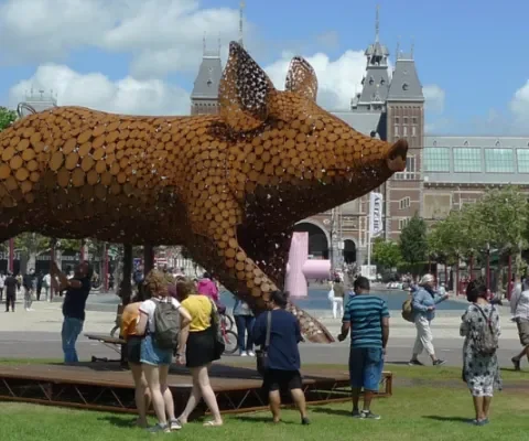 Dolf Jansen onthult reusachtig varken op het Museumplein