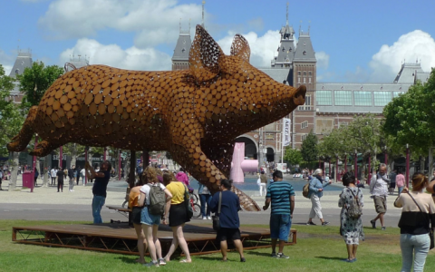 Dolf Jansen onthult reusachtig varken op het Museumplein