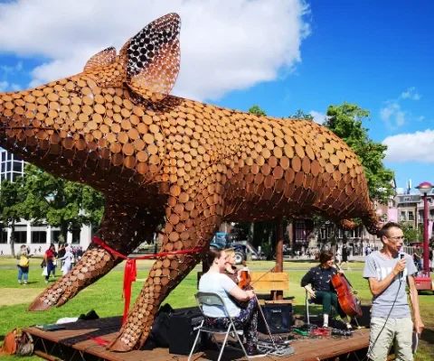 Museumplein decor van reusachtig kunstwerk 'Ode aan het Varken' 