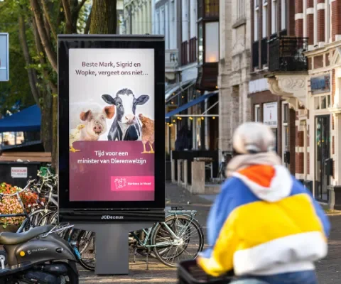 Varkens in Nood plaatst posters rond Binnenhof