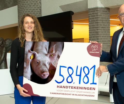 Frederieke Schouten biedt overhandigd 58.481 handtekeningen aan de minister